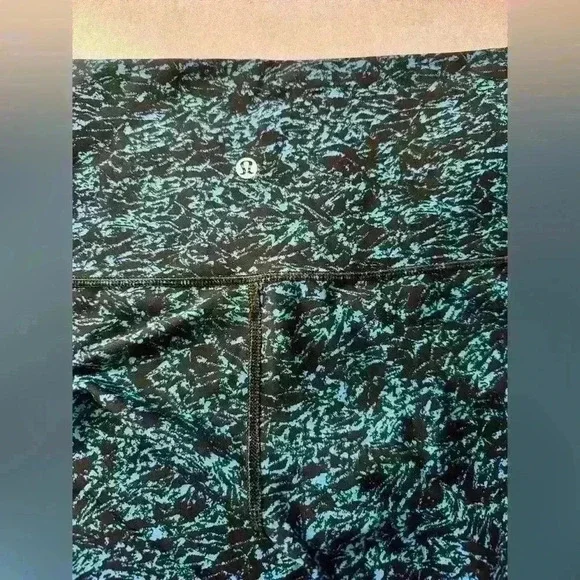 Lululemon Wunder Under Crop (Hi-Rise) (21")
Iced Wave Capri Black/Blue, Size 8 - Picture 6 of 7